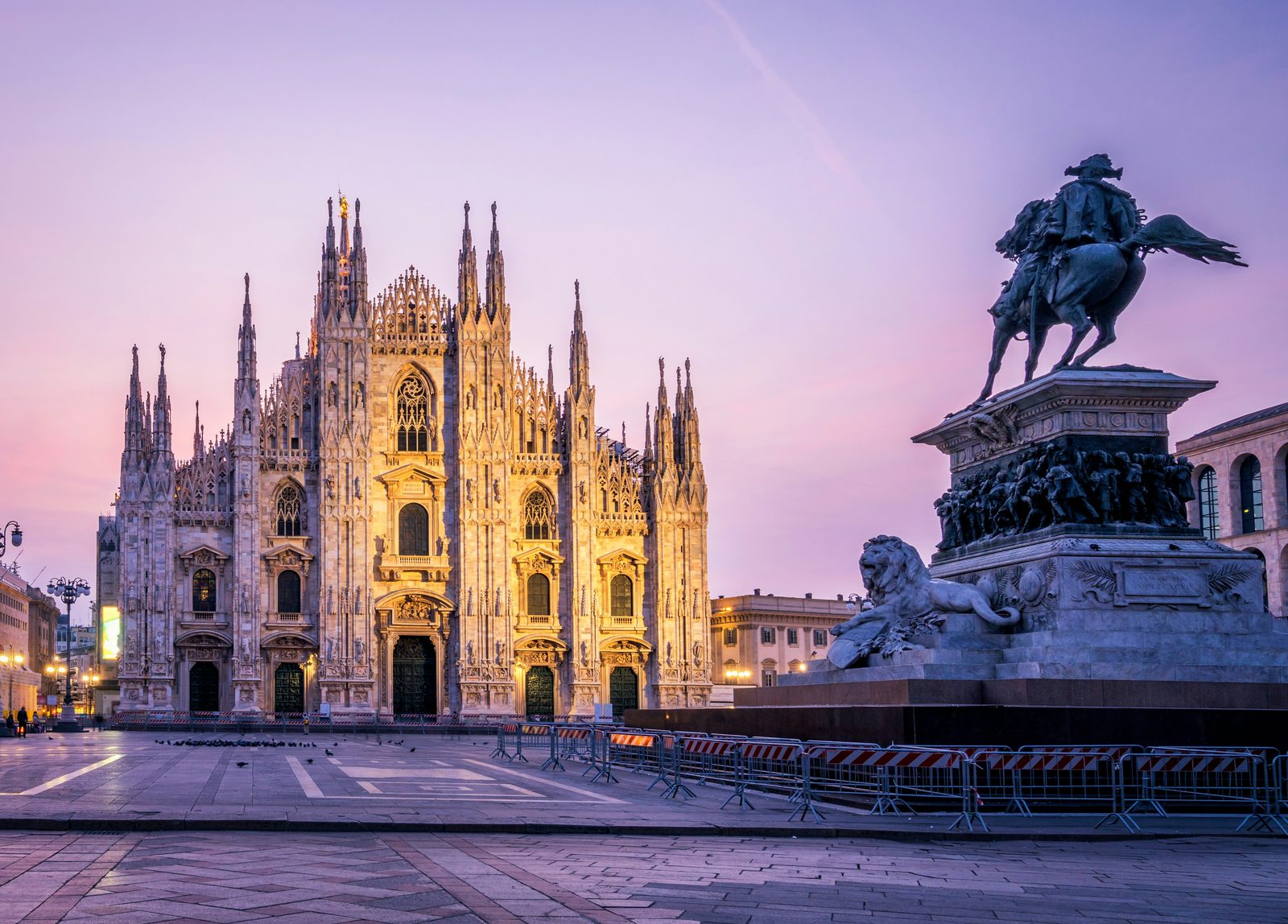 Piazza Duomo a Milano all'alba con il Duomo e il monumento a Vittorio Emanuele II - foto Getty Images su Unsplash+