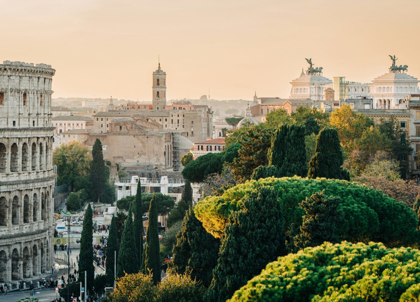 Roma al tramonto con il Colosseo e il Vittoriano - foto di Gabriella Clare Marino su Unsplash+